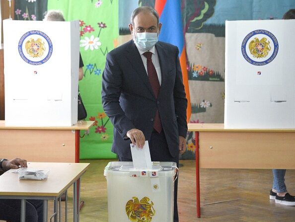 -Le Premier ministre arménien par intérim Nikol Pashinyan vote dans un bureau de vote lors des élections législatives anticipées à Erevan le 20 juin 2021. Photo de Karen MINASYAN / AFP via Getty Images.