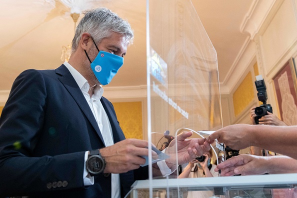 Le président de la région Auvergne-Rhone-Alpes Laurent Wauquiez vote au Puy-en-Velay pour le premier tour des élections régionales le 20 juin 2021. (Photo THIERRY ZOCCOLAN/AFP via Getty Images)