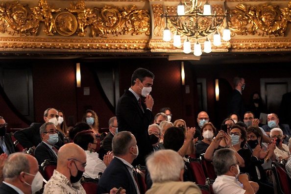 -Le Premier ministre espagnol Pedro Sanchez arrive au théâtre à Barcelone le 21 juin 2021 pour présenter les plans de son gouvernement de gracier les séparatistes catalans emprisonnés. Photo de LLUIS GENE / AFP via Getty Images.