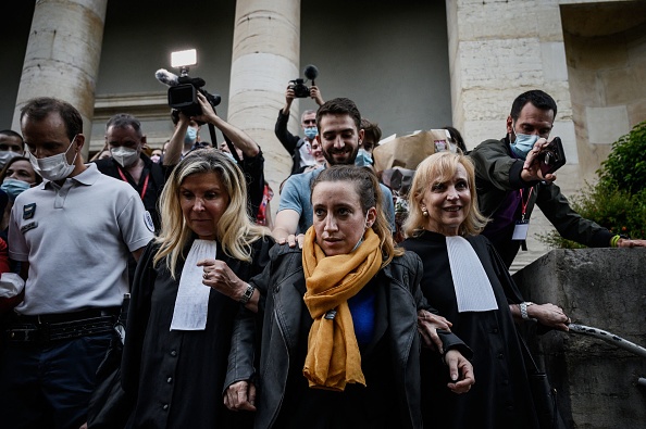 Valérie Bacot quitte le palais de justice de Chalon-sur-Saône, flanquée de ses proches et de ses avocats, applaudie et félicitée par des passants, à Chalon-sur-Saône, dans le centre-est de la France, le 25 juin 2021, à l'issue de son procès. (Photo : JEFF PACHOUD/AFP via Getty Images)