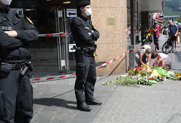 Trois personnes ont été tuées et cinq autres grièvement blessées vendredi lors d'une attaque au couteau "d'une incroyable brutalité" commise par un Somalien à Wurtzbourg, dans le sud de l'Allemagne, où il a semé la panique en centre-ville. (Photo ARMANDO BABANI/AFP via Getty Images)