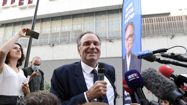 Le président de la région Provence-Alpes-Cote d'Azur et candidat Les Républicains (LR) en région Provence-Alpes-Cote d'Azur (PACA) Renaud Muselier (C) célèbre sa réélection en arrivant à son QG de campagne après le second tour des élections régionales françaises, le 27 juin 2021. (NICOLAS TUCAT/AFP via Getty Images)