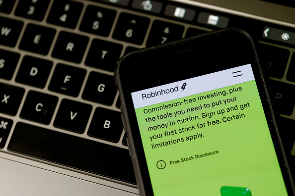 Robinhood, qui n'a pas plaidé coupable aux accusations de FINRA, assure avoir réalisé de gros investissements pour améliorer sa plateforme.  (Photo : Justin Sullivan/Getty Images)
