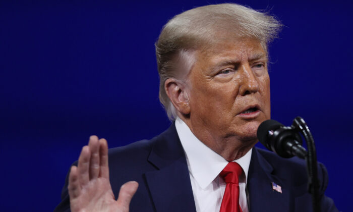 L'ancien président Donald Trump s'adresse à la Conservative Political Action Conference qui se tient au Hyatt Regency d'Orlando, en Floride, le 28 février 2021. (Joe Raedle/Getty Images)
