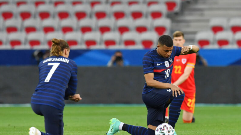 Les Bleus avant le match contre le Pays de Galle, en préparation de l'Euro à Nice, le 2 juin 2021. (Crédit photo FRANCK FIFE/AFP via Getty Images)