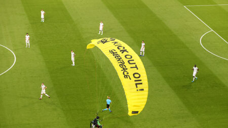 Vidéos – Euro 2020 : un militant de Greenpeace manque de s’écraser en tribune avec un ULM, avant le match France-Allemagne