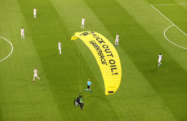 Un militant de "Greenpeace" entre  dans le stade avant le match du groupe F du Championnat d'Europe 2020 de l'UEFA entre la France et l'Allemagne au Football Arena de Munich, le 15 juin 2021 à Munich, en Allemagne. (Photo : Alexander Hassenstein/Getty Images)