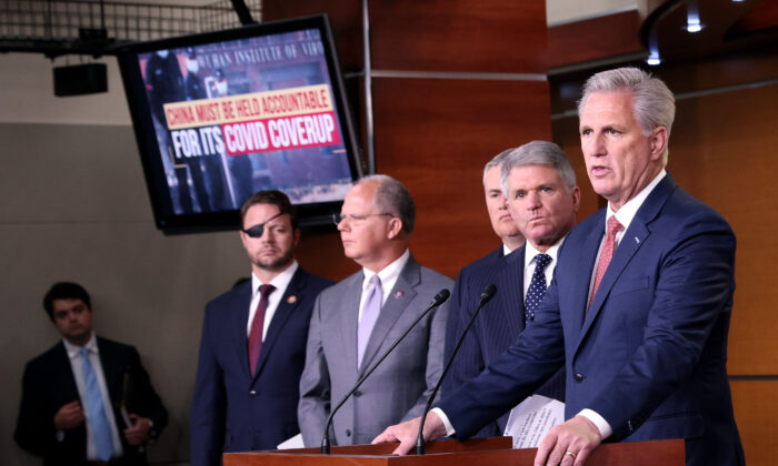 Le chef de la minorité de la Chambre des représentants, Kevin McCarthy (R), s'exprime lors d'une conférence de presse au Capitole des États-Unis, à Washington, le 23 juin 2021. (Win McNamee/Getty Images)
