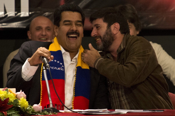 -Le président vénézuélien Nicolas Maduro et le leader syndical uruguayen Fernando Pereira lors d’une blague. Photo PABLO PORCIUNCULA/AFP via Getty Images.