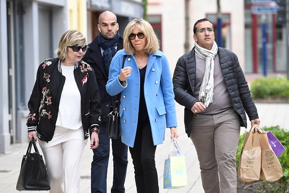 Mimi Marchand et Brigitte Macron dans les rues du Touquet le 22 avril 2017. (ERIC FEFERBERG/AFP via Getty Images)