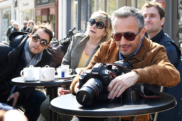 "Mimi" Marchand (c), et le photographe Sébastien Valiela (d., premier plan),  à la terrasse d'un café du Touquet le 5 mai 2017. (Photo by ERIC FEFERBERG/AFP via Getty Images)