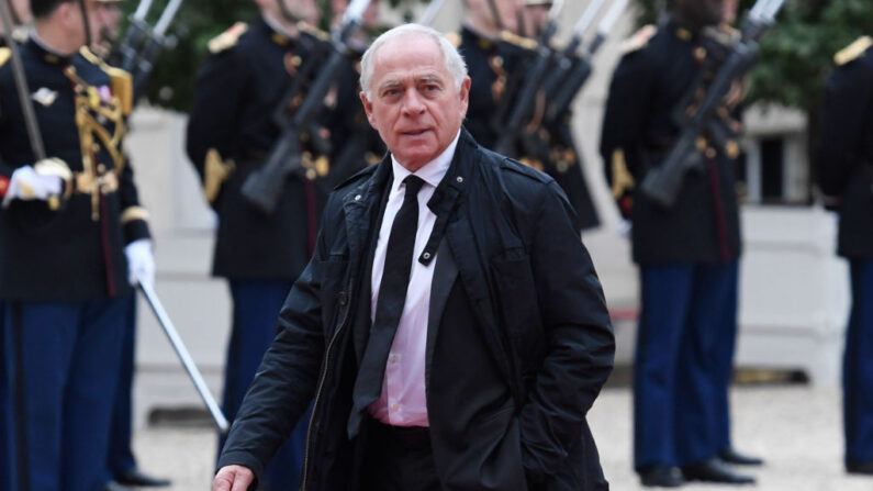 Le sénateur français François Patriat arrive au palais présidentiel de l'Élysée pour assister à la cérémonie officielle d'investiture d'Emmanuel Macron en tant que président français, le 14 mai 2017 à Paris. (STEPHANE DE SAKUTIN/AFP via Getty Images)