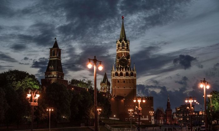 Le soleil se couche derrière le Kremlin sur la place Rouge à Moscou, le 8 juin 2017. (MLADEN ANTONOV/AFP/Getty Images)