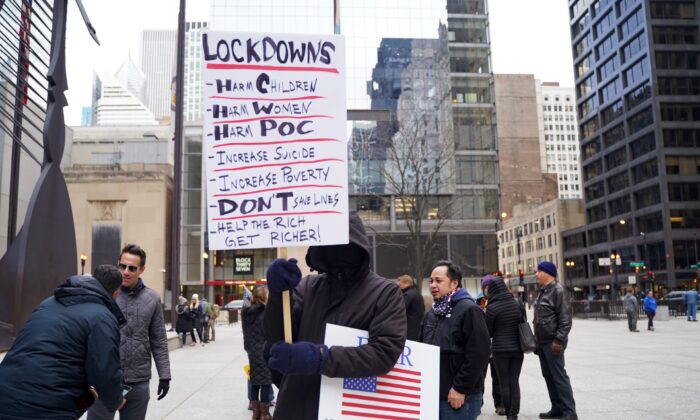 Glen, infirmière dans un hôpital de Chicago, participe à une manifestation contre les restrictions liées au Covid-19 à Chicago, Illinois, le 5 décembre 2020. (Cara Ding/The Epoch Times)