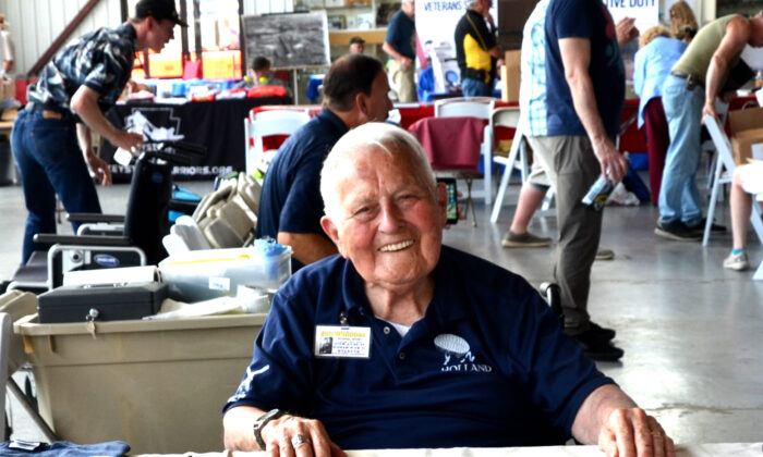 Guy Whidden II, un vétéran de la Seconde Guerre mondiale, a raconté son expérience d'« intervention divine » lors du week-end de la Seconde Guerre mondiale à Reading, en Pennsylvanie, le 6 juin 2021. (Frank Liang/The Epoch Times)