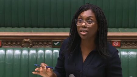 Selon une ministre britannique, les écoles ne devraient pas enseigner que les Blancs sont « privilégiés »