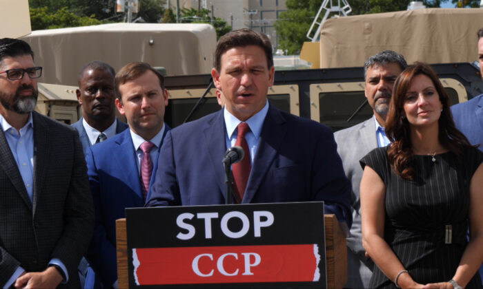 Le gouverneur de la Floride, Ron DeSantis, s'exprime lors d'une conférence de presse à Miami, le 7 juin 2021. (Kevin Jia/The Epoch Times)