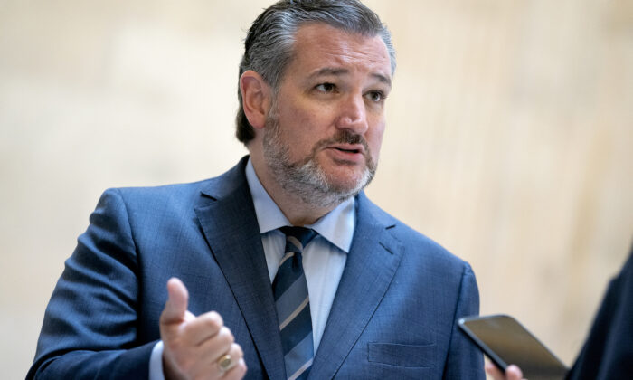 Le sénateur Ted Cruz (Parti républicain, Texas) s'adresse aux journalistes avant le déjeuner des républicains du Sénat au Russell Senate Office Building au Capitole à Washington, D.C., le 13 avril 2021. (Stefani Reynolds/Getty Images)
