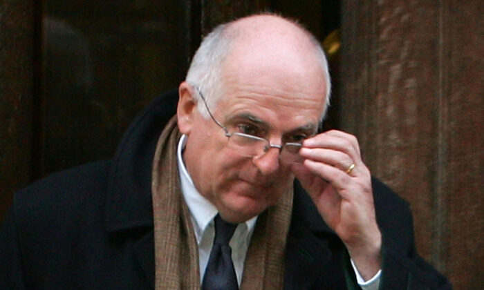 Sir Richard Dearlove, ancien chef du MI6, quitte la Haute Cour après avoir témoigné lors d'une enquête à Londres, au Royaume-Uni, le 20 février 2008. (Cate Gillon/Getty Images)