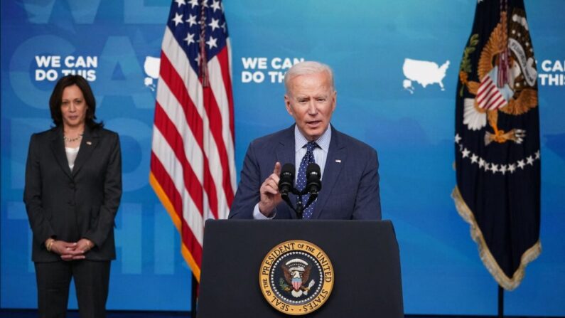 Le président Joe Biden, en compagnie de la vice-présidente Kamala Harris, s'exprime dans l'auditorium de la cour sud du bâtiment du bureau exécutif Eisenhower, à côté de la Maison-Blanche à Washington, le 2 juin 2021. (Mandel Ngan/AFP via Getty Images)