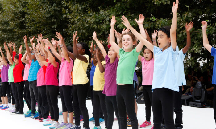 Des élèves de l'école Dalton se produisent au Hearst Plaza, Lincoln Center, à New York, le 21 septembre 2014. (Thos Robinson/Getty Images for Shinnyo-en)
