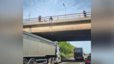 Un homme est vu en haut d’un pont autoroutier. Un chauffeur de camion se gare sous lui pour lui sauver la vie