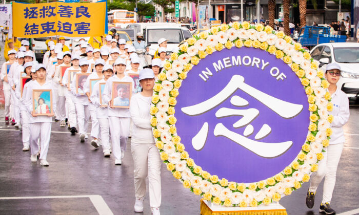 Des pratiquants de Falun Gong défilent pour commémorer le 20e anniversaire de la persécution qui se poursuit en Chine, à Taipei, à Taïwan, le 20 juillet 2019. (Chen Po-chou/The Epoch Times)