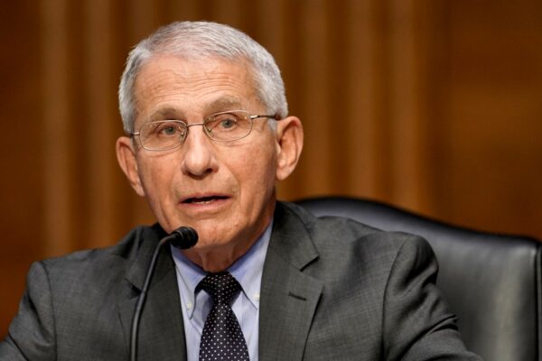 Le Dr Anthony Fauci, directeur de l'Institut américain des allergies et des maladies infectieuses, prend la parole lors d'une audience de la Commission sénatoriale de la santé, de l'éducation, du travail et des pensions, pour discuter de la réponse fédérale actuelle au Covid-19 à Washington le 11 mai 2021. (Greg Nash-Pool/Getty Images)