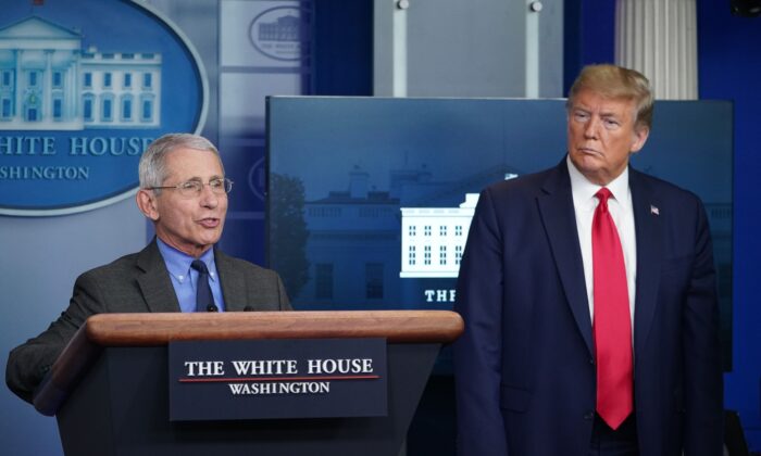 Anthony Fauci, directeur de l'Institut national des allergies et des maladies infectieuses, prend la parole alors que Donald Trump l'écoute à la Maison-Blanche, à Washington, le 13 avril 2020. (Mandel Ngan/AFP via Getty Images)
