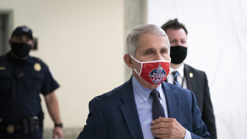 Anthony Fauci, directeur de l'Institut national des allergies et des maladies infectieuses, arrive dans le Rayburn House Office building pour une audition à Washington le 31 juillet 2020. (Drew Angerer/Getty Images)
