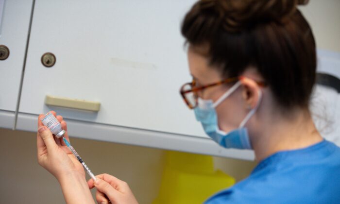 Une infirmière prépare le vaccin Moderna contre le Covid-19, à l'hôpital général de West Wales à Carmarthen au Pays de Galles, le 7 avril 2021. (Jacob King/PA)