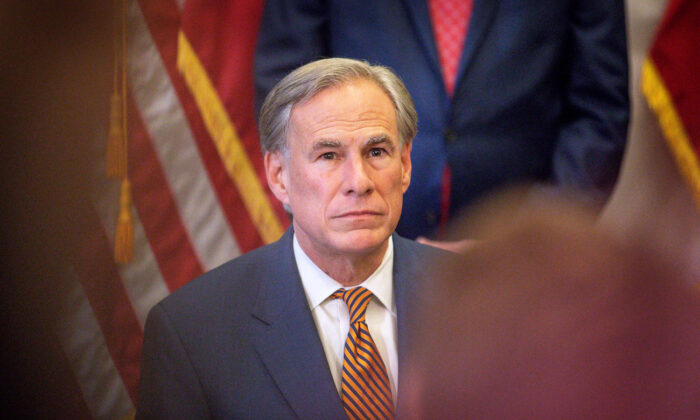 Greg Abbott, gouverneur du Texas, au Capitole de l'État du Texas à Austin, capitale du Texas, le 8 juin 2021 (Montinique Monroe/Getty Images)