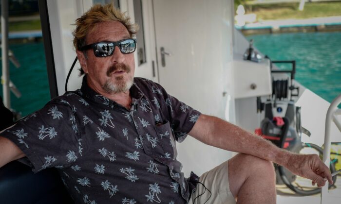 Le millionnaire américain John McAfee lors d'une interview avec l'AFP sur son yacht ancré à la Marina Hemingway à La Havane, le 26 juin 2019. (Adalberto Roque/AFP via Getty Images)