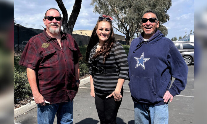 J﻿﻿essica Hicks avec Glenn Purbaugh (L), le détective de la police d'Irwindale maintenant à la retraite qui a enquêté sur son cas, et Isaac Oliva (R), ﻿qui l'a trouvée comme un nouveau-né abandonnée dans les buissons il y a 30 ans . (Avec l'aimable autorisation du service de police d'Irwindale)