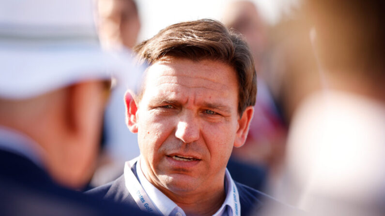 Le gouverneur de la Floride, Ron DeSantis, lors d'une cérémonie de la levée du drapeau à Juno Beach, en Floride, le 7 mai 2021. (Cliff Hawkins/Getty Images)