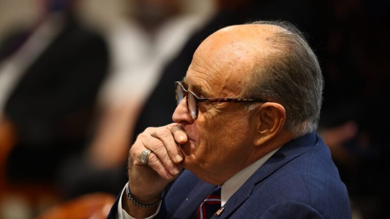 Rudy Giuliani, avocat personnel du président Donald Trump, attend de témoigner devant la commission de surveillance de la Chambre du Michigan à Lansing, Michigan, le 2 décembre 2020. (Rey Del Rio/Getty Images)