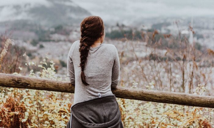 Nous revenons à des situations douloureuses car, à la racine, nous croyons que plus de réflexion le réglera. (Priscilla Du Preez/Unsplash)