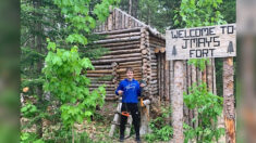 Un adolescent passe plus de 1200 heures à construire à la main une forteresse en bois de 10 mètres dans son jardin