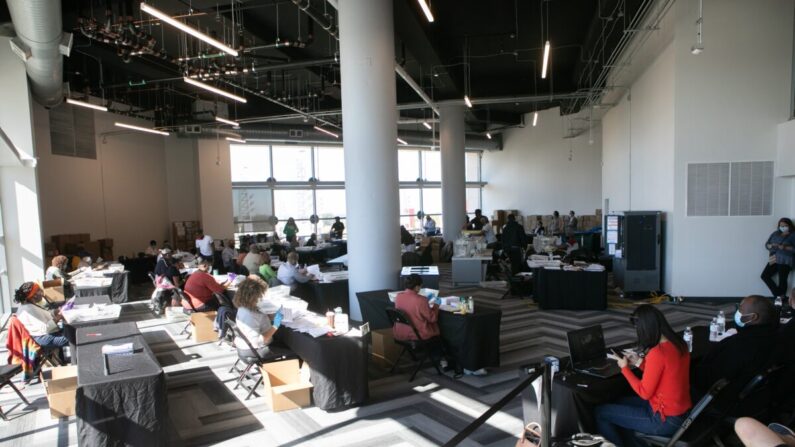 Des employés électoraux comptent les bulletins de vote du comté de Fulton au State Farm Arena d'Atlanta, en Georgie, le 4 novembre 2020. (Jessica McGowan/Getty Images)