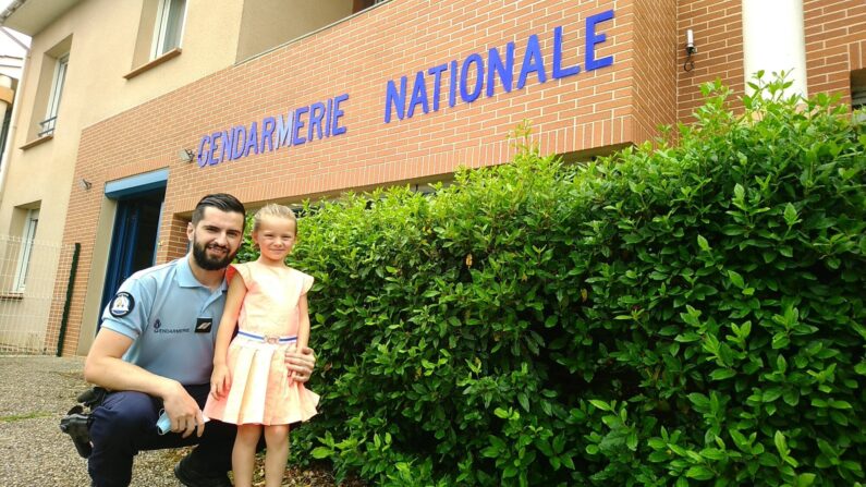 Capucine et son sauveur, le gendarme Pierre Gentillet. (Crédit : Gendarmerie de Lot-et-Garonne)