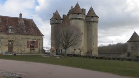 Poursuivi en justice pour avoir consacré plus de 30 ans à restaurer un château en ruines