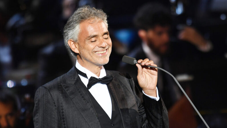 Andrea Bocelli se produit lors de la soirée « Bocelli and Zanetti night » le 25 mai 2016 à Rho, en Italie. (Francesco Prandoni/Getty Images for Bocelli & Zanetti Night)