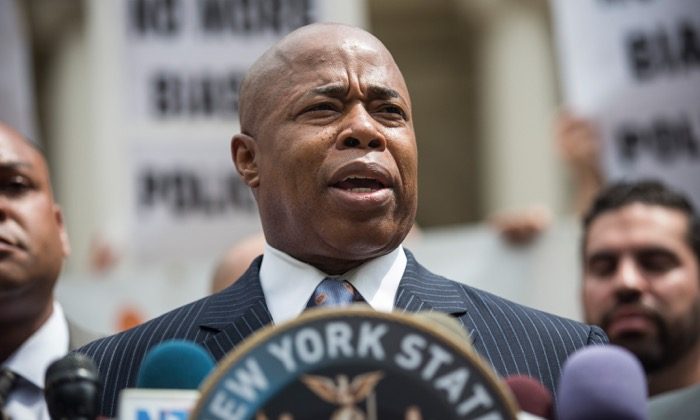 Le président de l'arrondissement de Brooklyn, Eric Adams, s'exprime sur les marches de l'hôtel de ville de New York, le 9 juillet 2014. (Andrew Burton/Getty Images)
