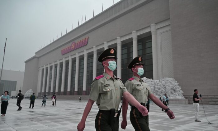 Des policiers chinois marchent à l'extérieur du nouveau Musée du Parti communiste chinois à Pékin, le 25 juin 2021. (Kevin Frayer/Getty Images)
