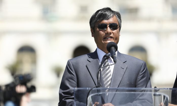 L'avocat et défenseur des droits de l'homme Chen Guangcheng prend la parole lors d'un rassemblement pour commémorer le 30e anniversaire du massacre de la place Tiananmen, sur la pelouse ouest du Capitole, le 4 juin 2019. (Samira Bouaou/The Epoch Times)