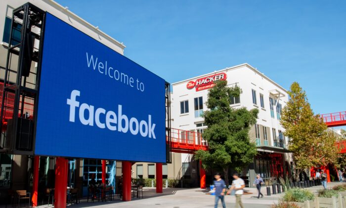 Un panneau numérique géant est exposé sur le campus du siège social de Facebook à Menlo Park, en Californie, le 23 octobre 2019 (JOSH EDELSON/AFP via Getty Images)