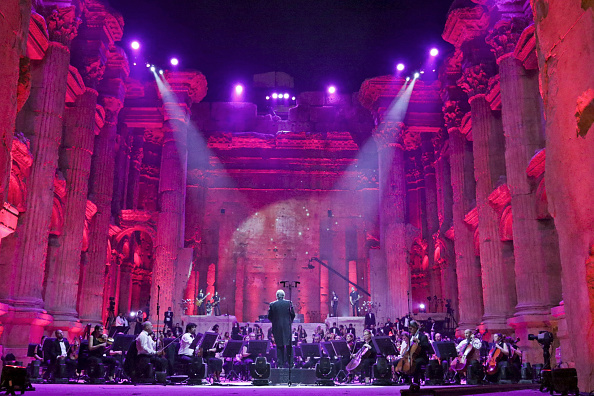 -Le maestro Harout Fazlian dirige les répétitions à l'intérieur du temple de Bacchus sur le site historique de Baalbek dans la vallée orientale de la Bekaa au Liban, le 4 juillet 2020. Photo de - / AFP via Getty Images.