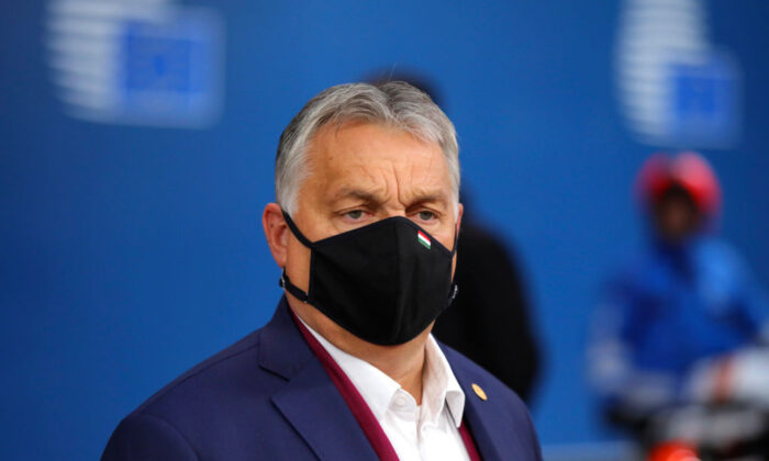 Le Premier ministre hongrois Viktor Orban arrive au deuxième jour d'un sommet de l'Union européenne (UE) au bâtiment du Conseil européen à Bruxelles, en Belgique, le 2 octobre 2020. (Oliver Matthys/POOL/AFP via Getty Images)