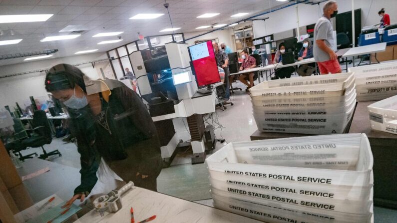 Des agents électoraux comptent les bulletins de vote à l'intérieur du service électoral du comté de Maricopa à Phoenix, Arizona, le 5 novembre 2020. (Olivier Touron/AFP via Getty Images)