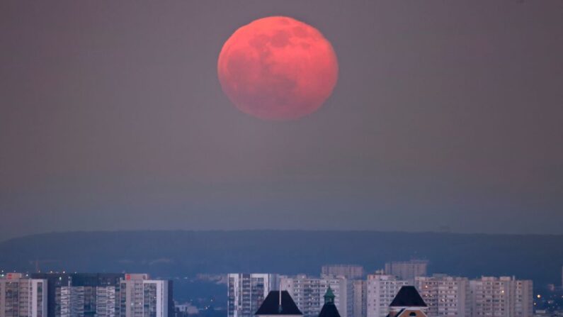 Coucher de soleil et pleine lune au-dessus de Paris (Crédit photo THOMAS COEX/AFP via Getty Images)